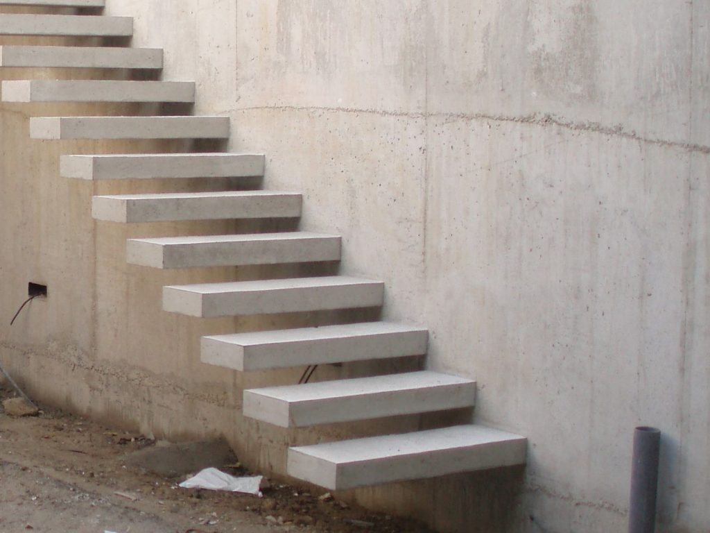 Escadas não finalizadas com trabalho de estrutura excecional