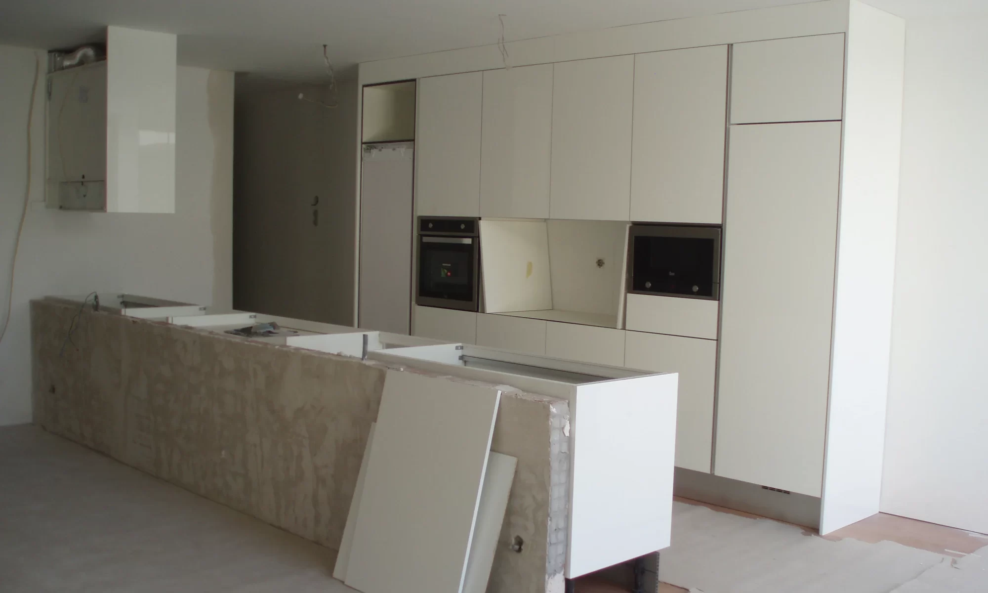 Remodelação de pisos, paredes, tetos, iluminação, pintura, revestimentos, mobiliário e decoração