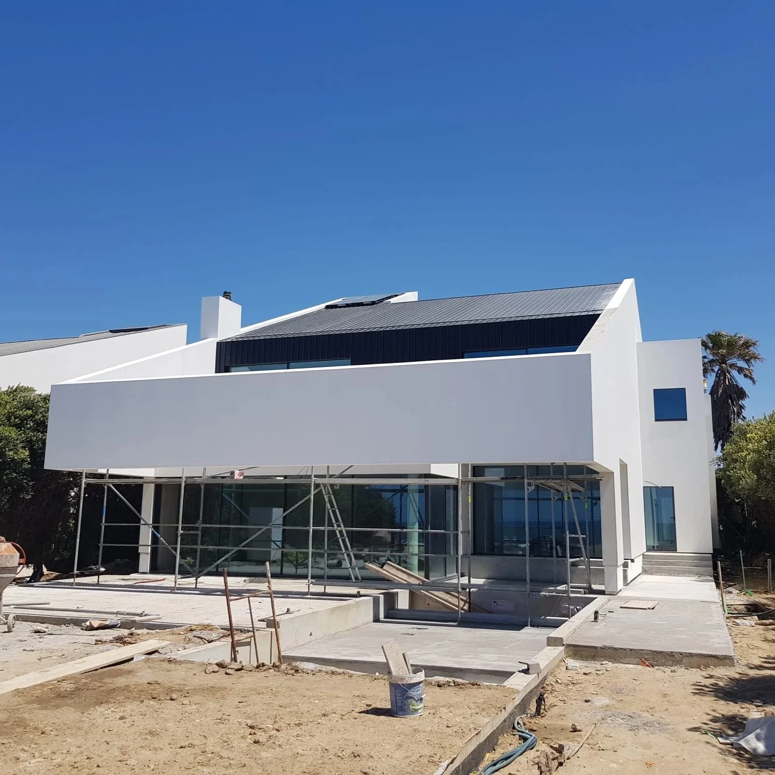 Realizamos a construção de residências personalizadas, desde casas unifamiliares até condomínios e empreendimentos residenciais. A nossa equipa trabalhará em estreita colaboração consigo, desde a conceção até a entrega final, garantindo que a sua casa seja construída de acordo com suas especificações e expetativas