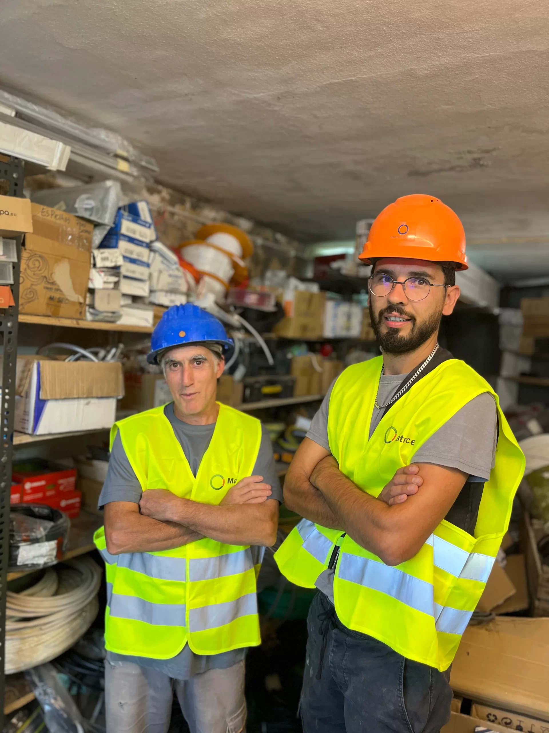 Equipa de técnicos de instalações elétricas excecional com qualidade e experiência profissional