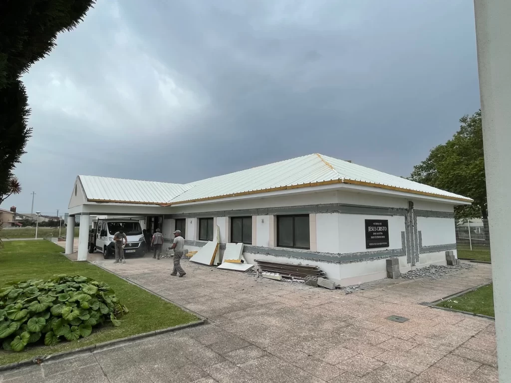 Oferecemos serviços de pintura, revestimentos, reparos estruturais, substituição de janelas e portas, melhorias no paisagismo e instalação de estruturas de segurança