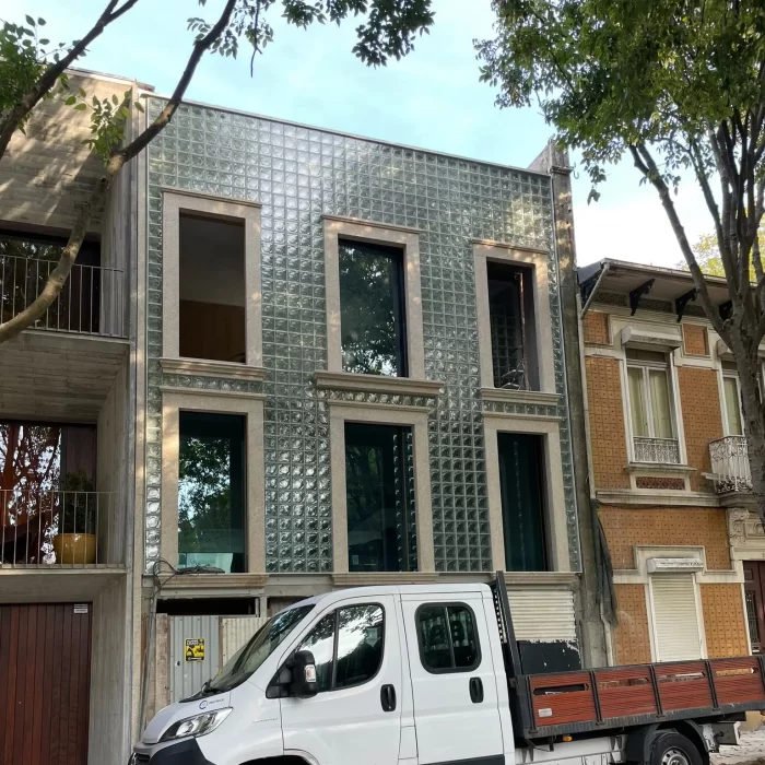 Realizamos a construção de residências personalizadas, desde casas unifamiliares até condomínios e empreendimentos residenciais. A nossa equipa trabalhará em estreita colaboração consigo, desde a conceção até a entrega final, garantindo que a sua casa seja construída de acordo com suas especificações e expetativas