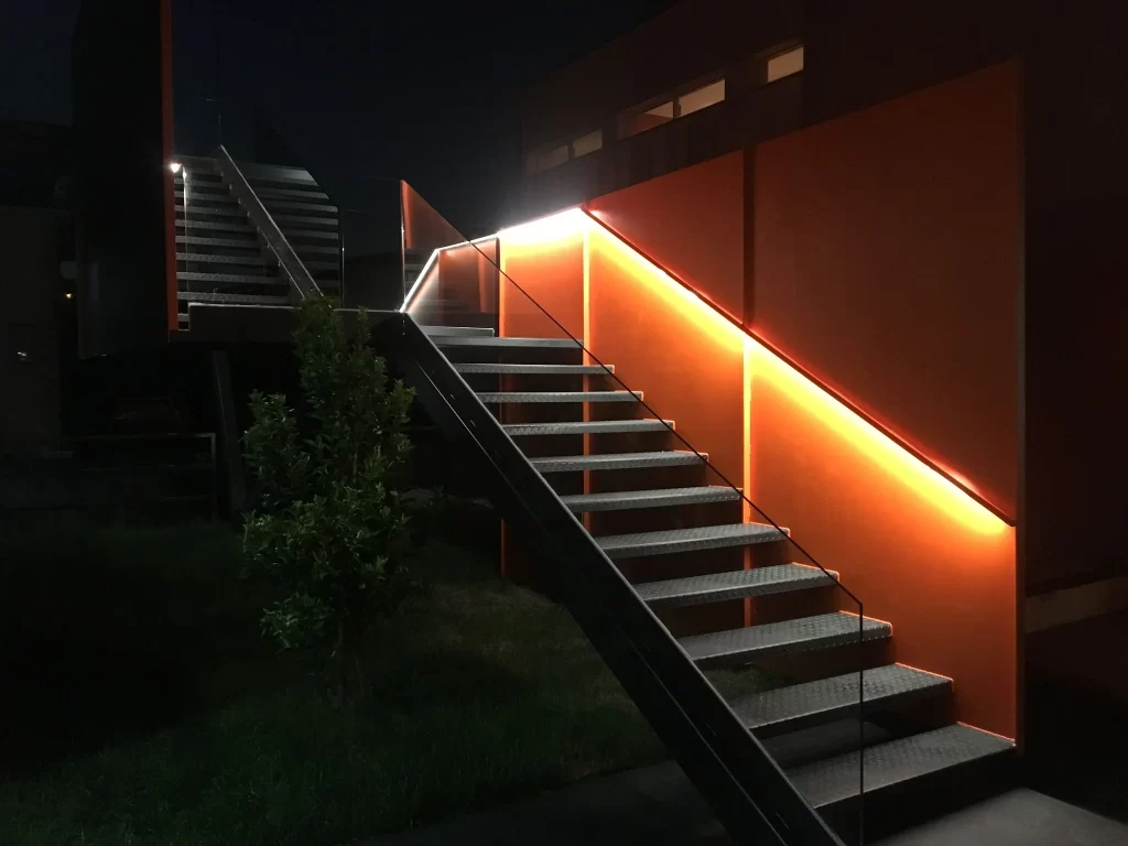 com domótica oferecemos automação, segurança, eficiência energética, integração de dispositivos e personalização e flexibilidade