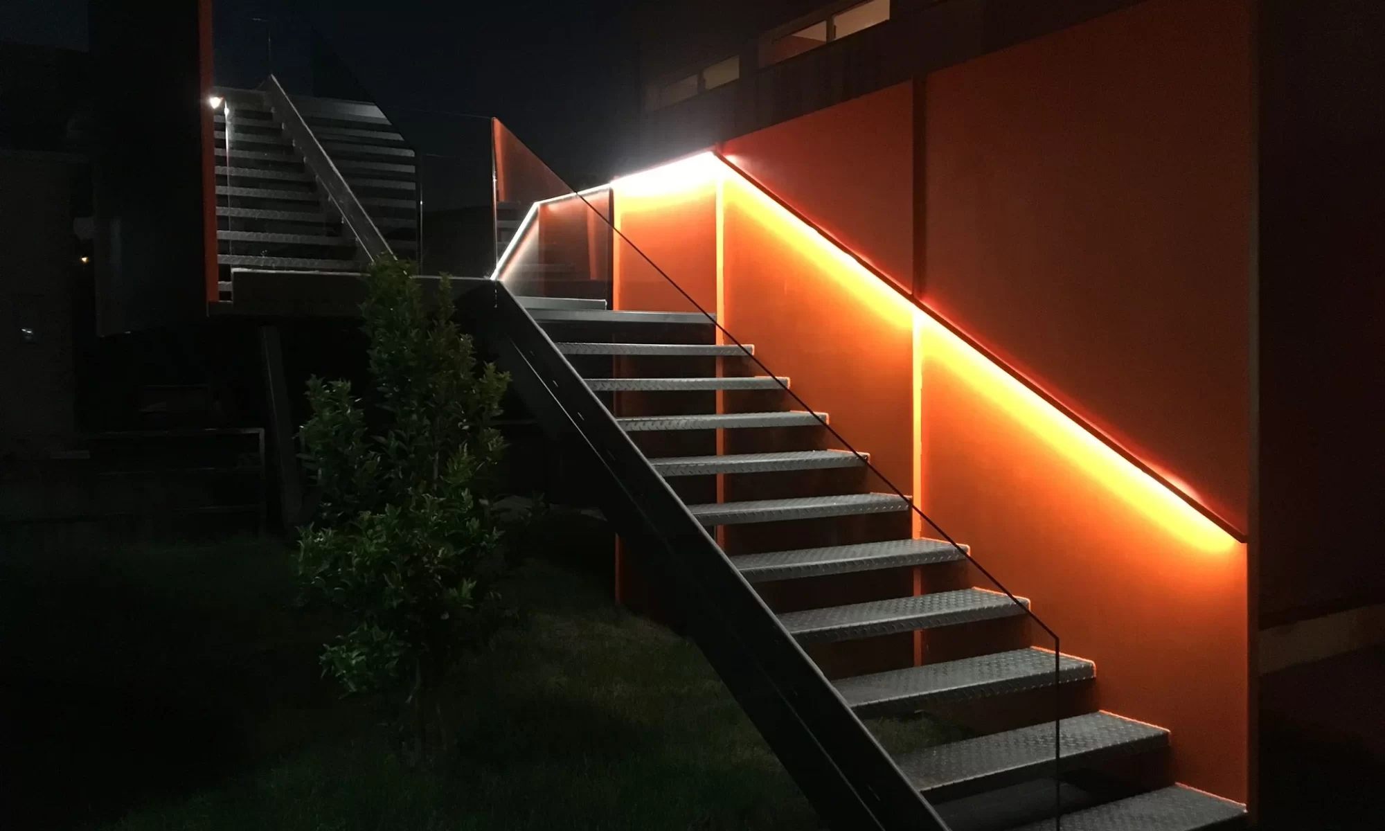 com domótica oferecemos automação, segurança, eficiência energética, integração de dispositivos e personalização e flexibilidade