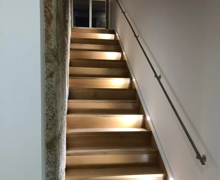 Os nossos serviços especializados em domótica permitem que controle e assuma a gestão da sua casa ou negócio de forma eficiente, proporcionando conforto, automatismo, segurança e, ainda, economize energia.