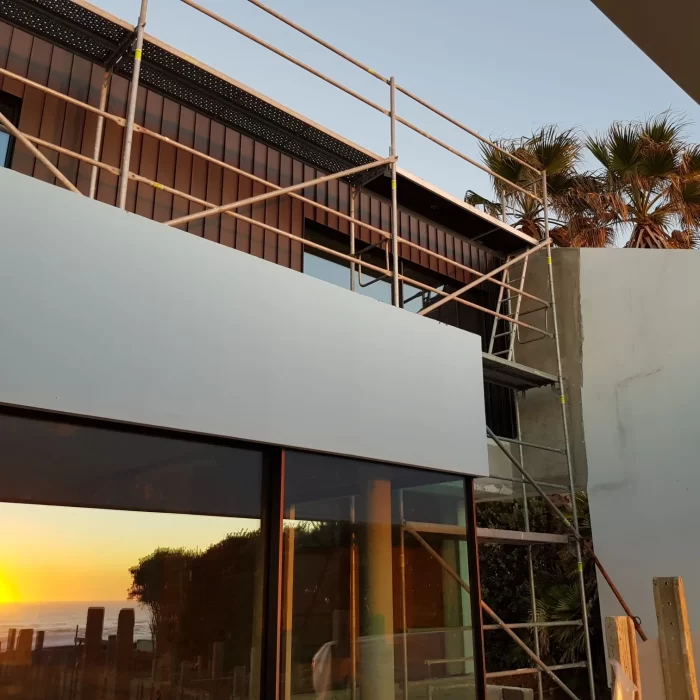 Fachada da residência da zona da Praia da Aguda revestida com painéis de zinco