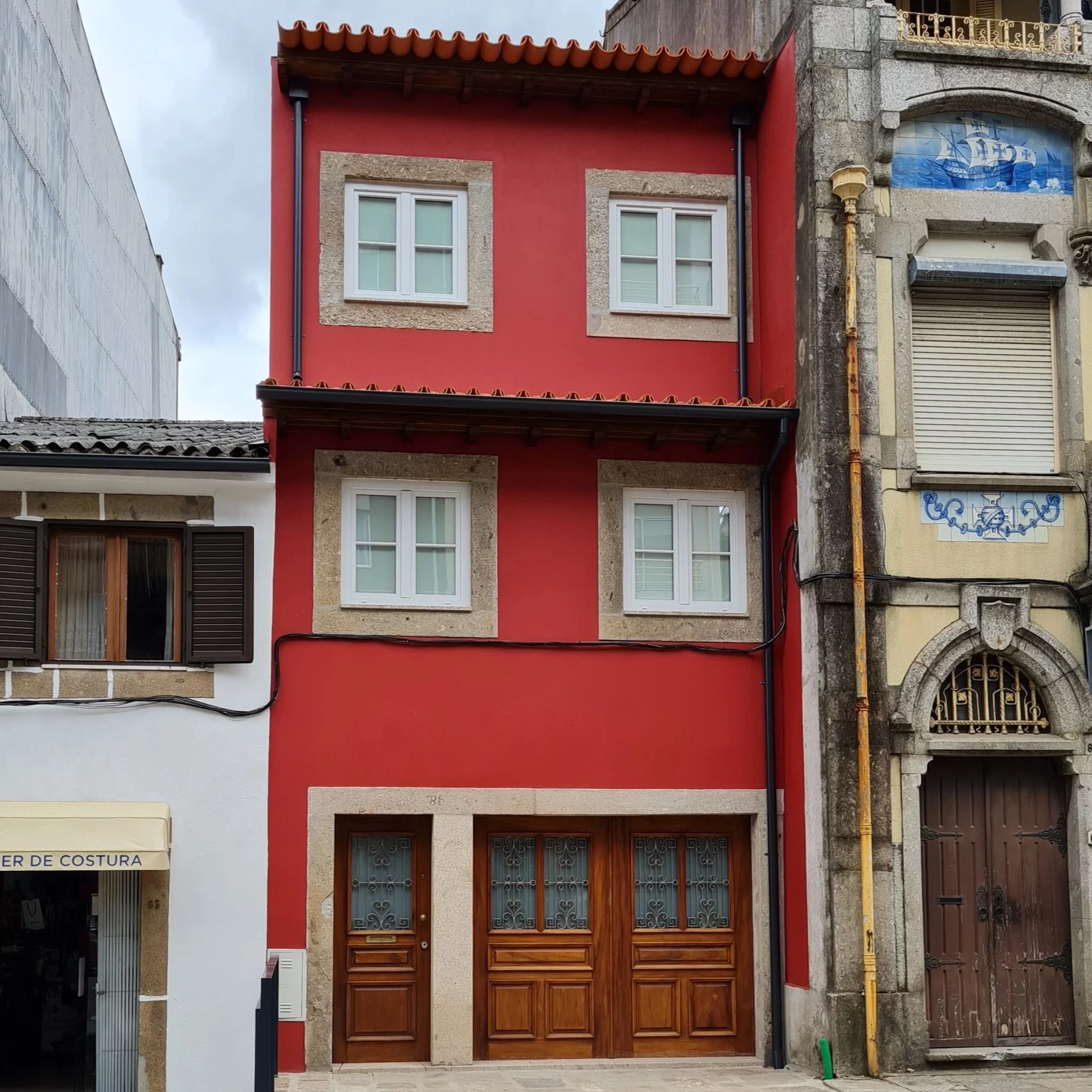 Realizamos a construção de residências personalizadas, desde casas unifamiliares até condomínios e empreendimentos residenciais. A nossa equipa trabalhará em estreita colaboração consigo, desde a conceção até a entrega final, garantindo que a sua casa seja construída de acordo com suas especificações e expetativas