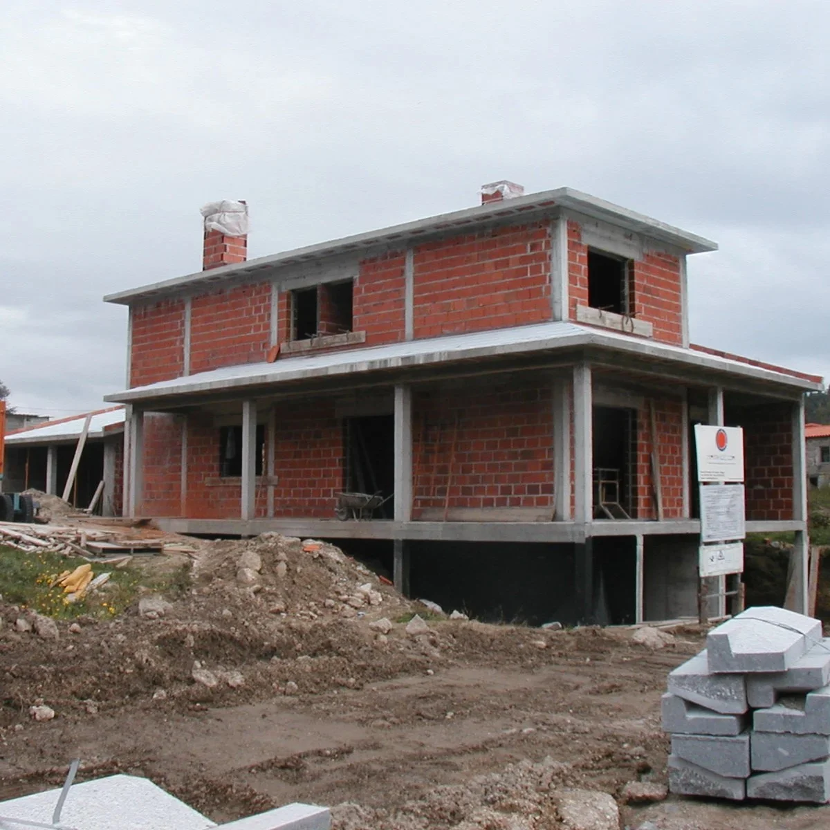 Realizamos a construção de residências personalizadas, desde casas unifamiliares até condomínios e empreendimentos residenciais. A nossa equipa trabalhará em estreita colaboração consigo, desde a conceção até a entrega final, garantindo que a sua casa seja construída de acordo com suas especificações e expetativas