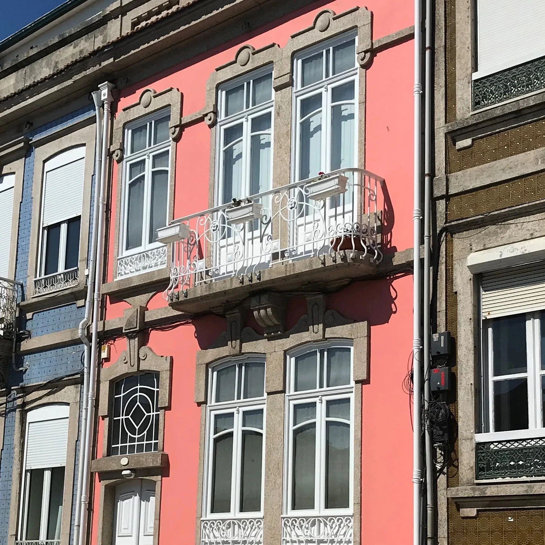 Oferecemos serviços de pintura, revestimentos, reparos estruturais, substituição de janelas e portas, melhorias no paisagismo e instalação de estruturas de segurança, entre outros elementos de design para transformar completamente a aparência de sua propriedade