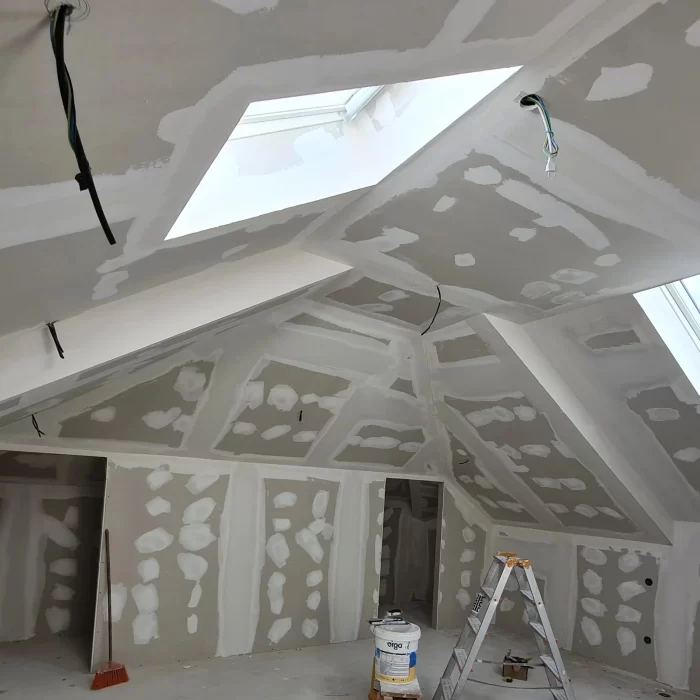 As placas de gesso, também conhecidas como drywall ou pladur, têm se tornado uma escolha popular na construção moderna devido à sua praticidade e eficiência e por ser um material económico.
