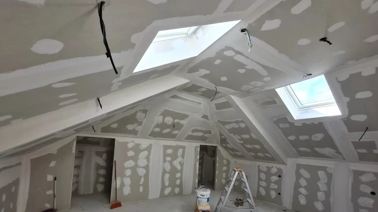 As placas de gesso, também conhecidas como drywall ou pladur, têm se tornado uma escolha popular na construção moderna devido à sua praticidade e eficiência e por ser um material económico.