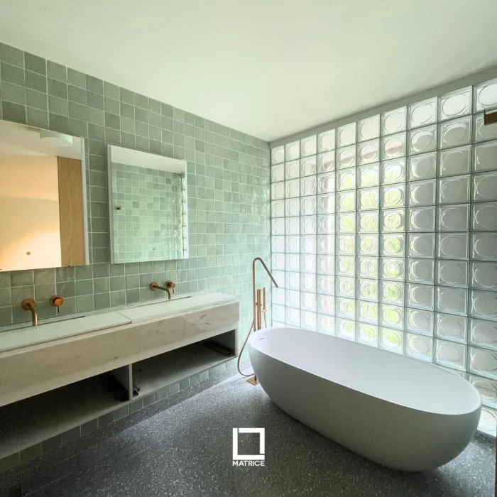 Renovação completa da casa de banho do quarto principal em Liege. Colocação de banheira, duche e pard em blocos de vidro