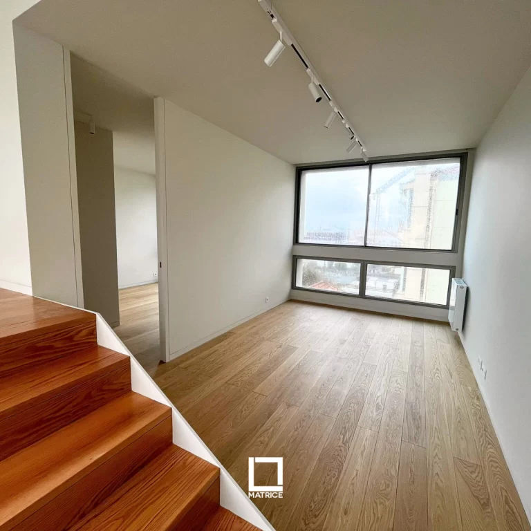 Renovação completa da sala de estar em Liége. Aplicação de domótica e soalho