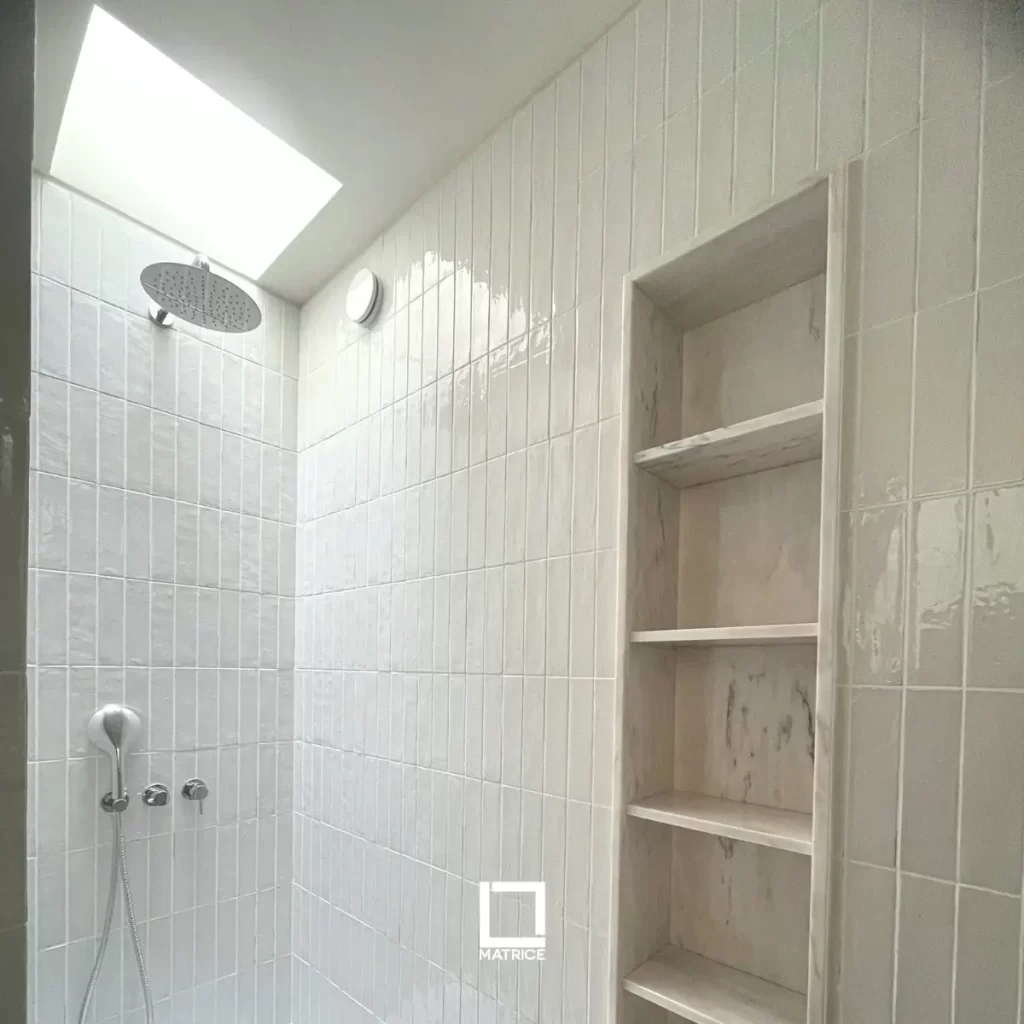 Renovação completa da casa de banho em Liége. Prateleira embutidas em mármore
