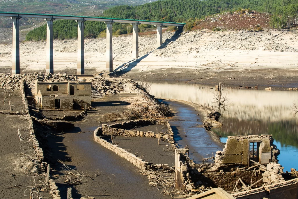 Projetos Resilientes - Incorporar o conceito de resiliência nas etapas de planeamento e design. Isso significa considerar a durabilidade das estruturas frente a eventos climáticos extremos e prever soluções para minimizar danos, como drenagem eficaz e elevação de fundações. 2. **Materiais Sustentáveis e Resilientes** - Utilização de materiais que não apenas sejam sustentáveis, mas também resistentes às condições climáticas adversas. Exemplos incluem betão de alta resistência, aço de qualidade superior e materiais compósitos avançados.