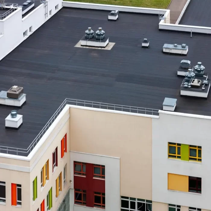 As coberturas planas são uma categoria específica de coberturas utilizadas em edifícios, caracterizadas pela ausência de inclinação significativa. Elas são frequentemente construídas com materiais como cimento, asfalto modificado ou membranas sintéticas, formando uma superfície plana sobre a estrutura do telhado.
