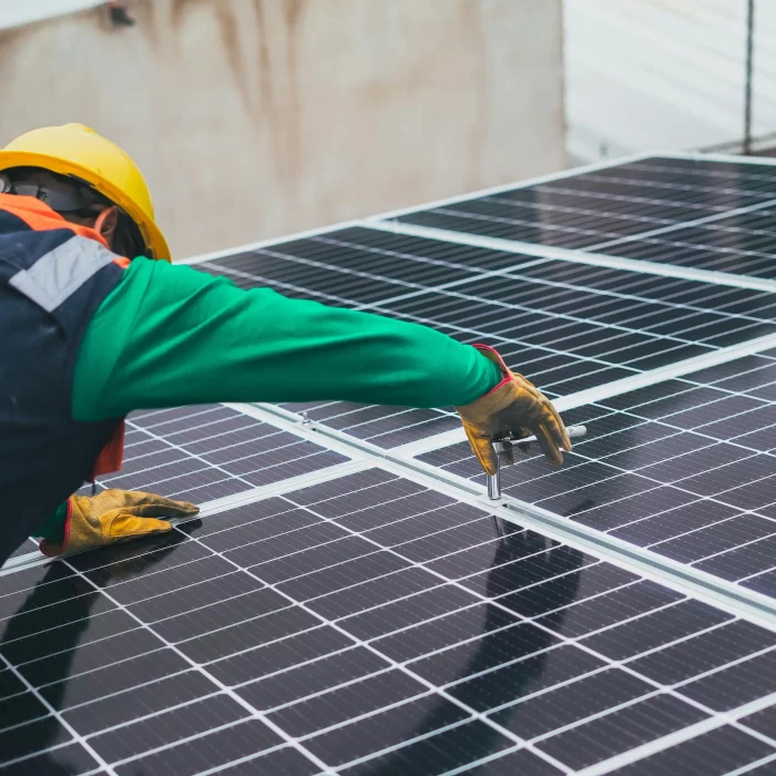 profissional monta painéis solares. Benefícios da energia solar