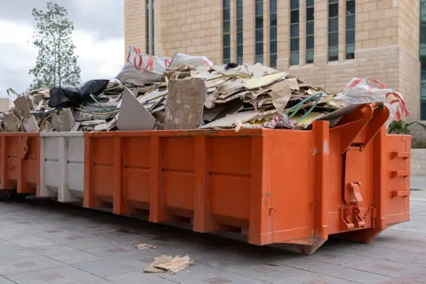 Resíduos de obra devem ser separados por contentores.