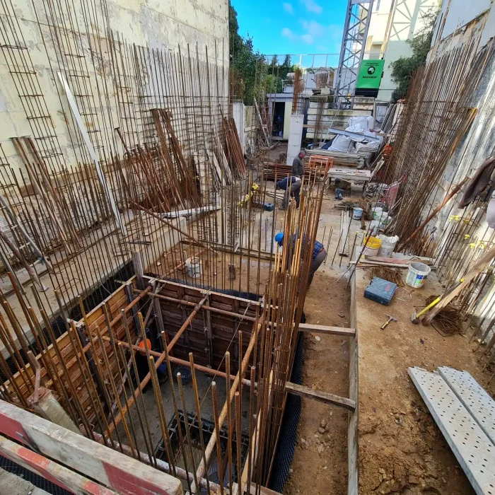 Construir ou remodelar? Ambas as opções têm vantagens e desafios, e a escolha depende de fatores como orçamento, localização, prazos e objetivos pessoais.