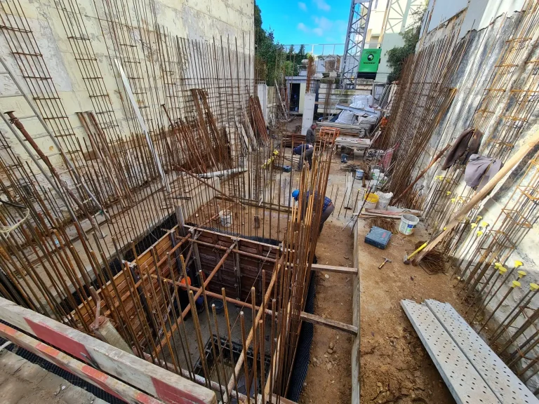 Construir ou remodelar? Ambas as opções têm vantagens e desafios, e a escolha depende de fatores como orçamento, localização, prazos e objetivos pessoais.