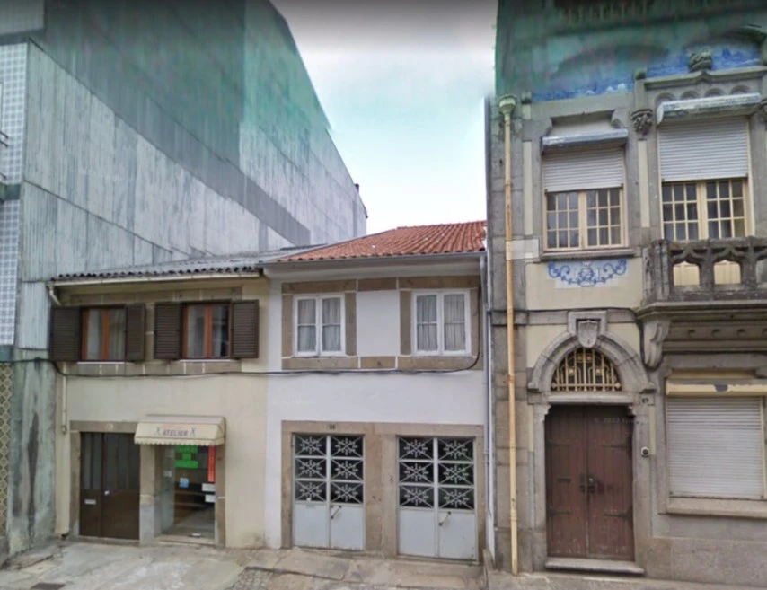 Remodelação total de um edifício antigo. Imagem do antes da obra.