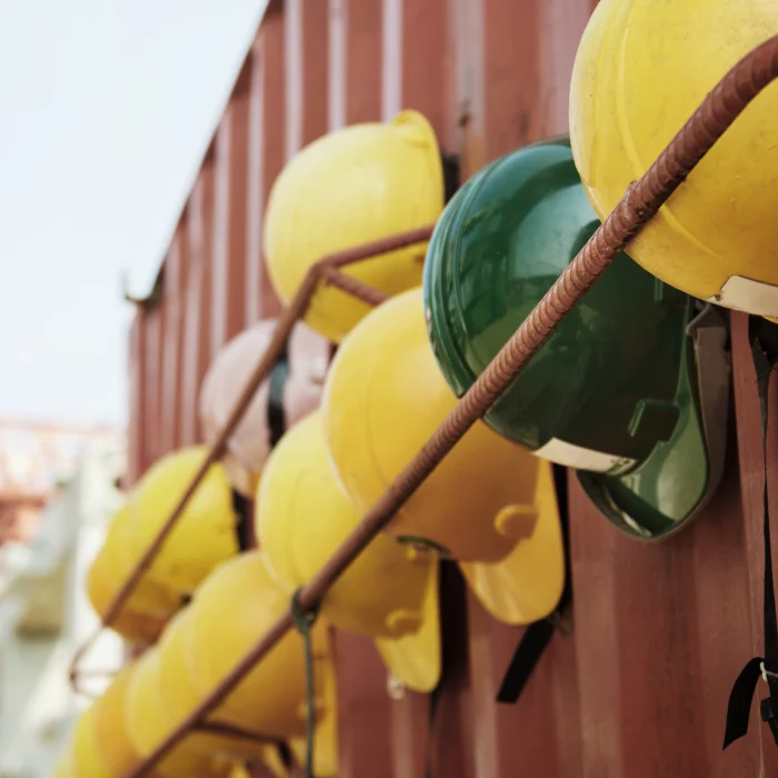 responsabilidades pela segurança numa obra em Portugal, explicando os principais intervenientes no setor da construção civil.