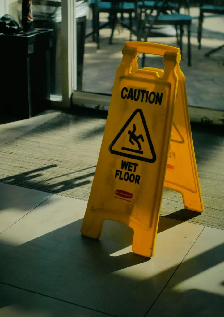 Piso vinílico instalado num corredor de hospital, com aspeto higiénico e fácil de limpar.