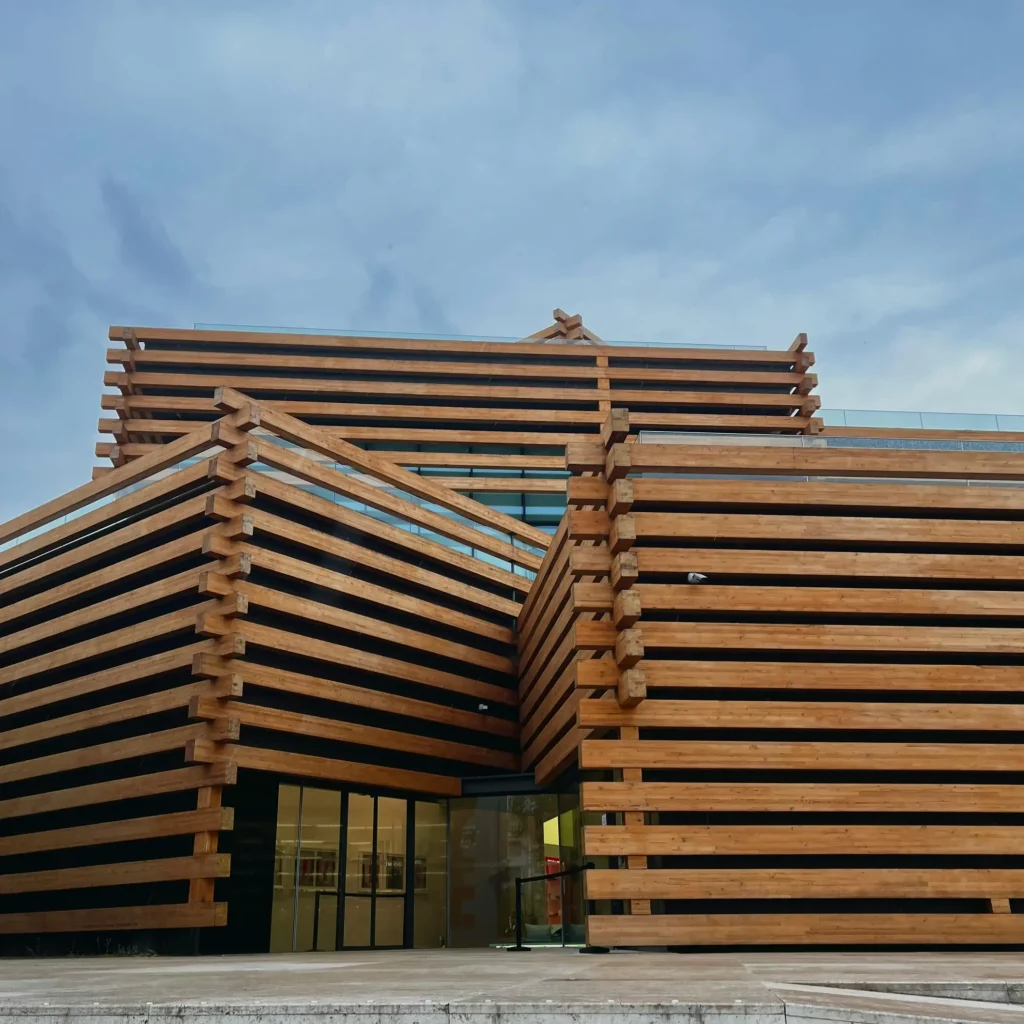 Fachada em Madeira e WPC — Sustentabilidade e Estilo Natural